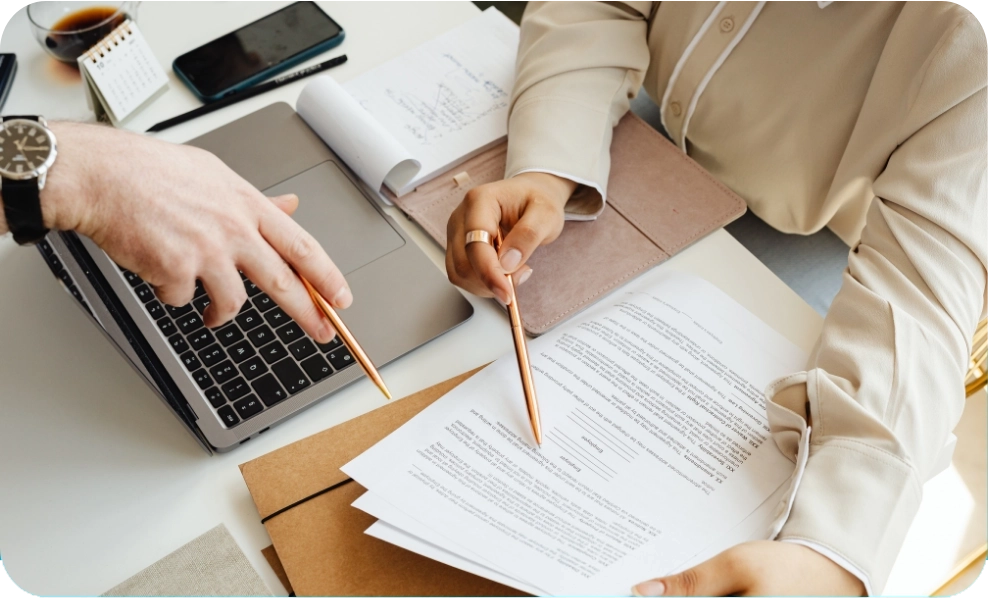 empresários analisando documentos