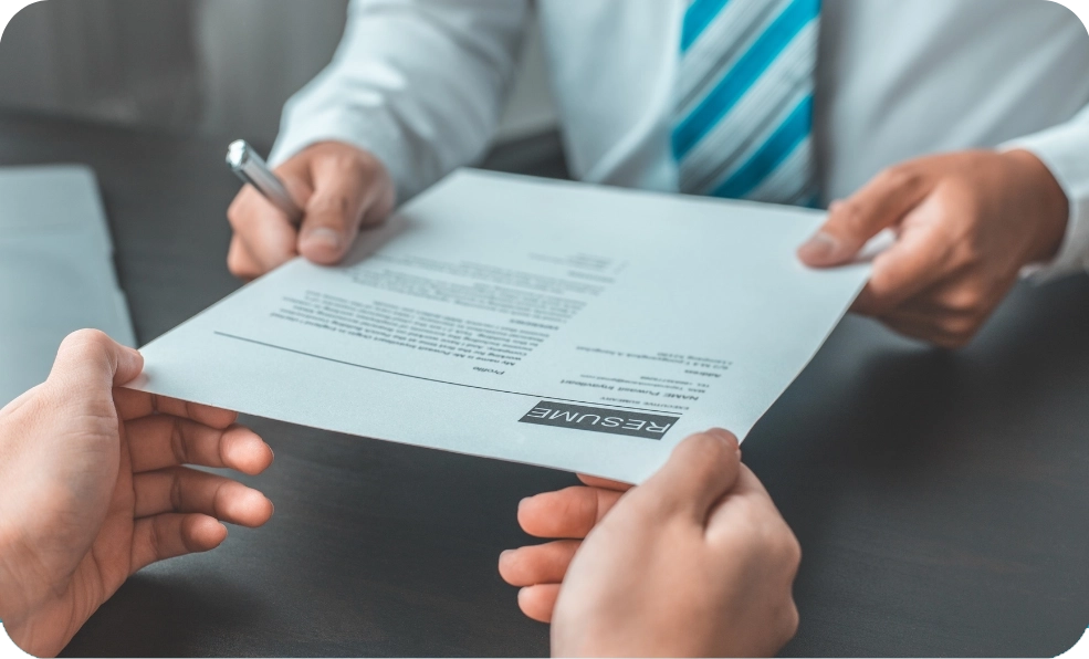 recrutador recebendo curriculum