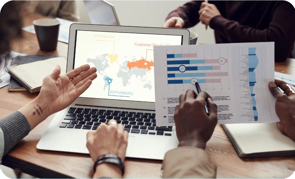 empresários pessoas analisando gráficos