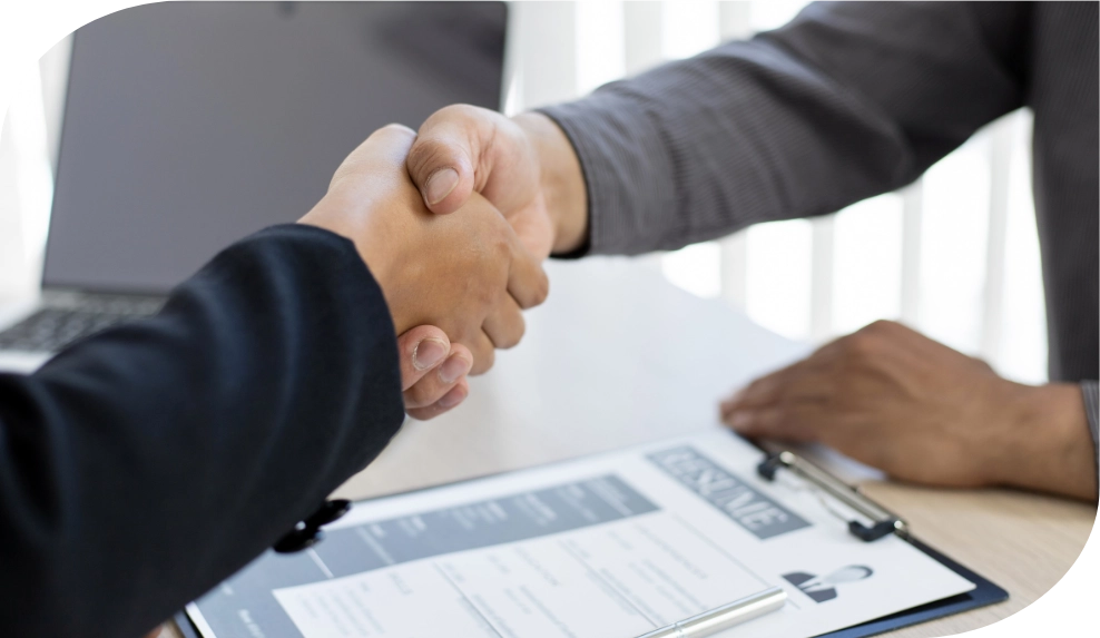 Profissionais analisando documentos